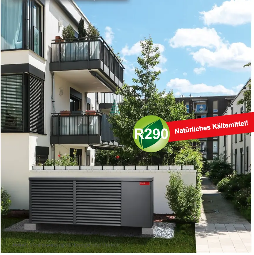 Mehrfamilienhaus mit außen aufgestellter Großwärmepumpe und R290-Naturkältemittel-Hinweis