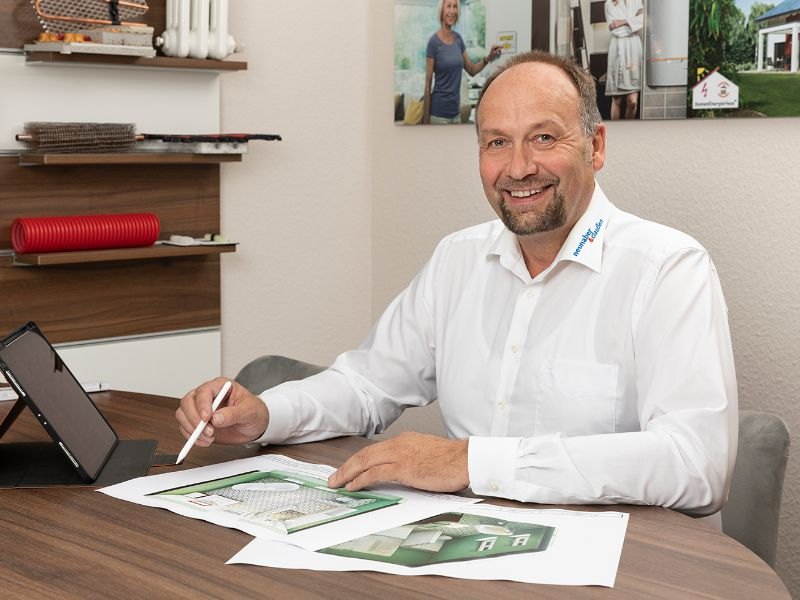 Mitarbeiter von Neunaber & Claußen bei der Anlagenplanung im Büro